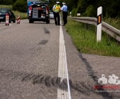 Sattelzug crasht in Traktor und schleudert ihn in den Acker
