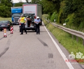Sattelzug crasht in Traktor und schleudert ihn in den Acker