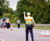Sattelzug crasht in Traktor und schleudert ihn in den Acker