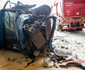 Sprinter kracht an Tunneleinfahrt auf Traktor - Sprinter wird umgeworfen