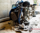 Sprinter kracht an Tunneleinfahrt auf Traktor - Sprinter wird umgeworfen