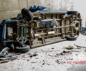 Sprinter kracht an Tunneleinfahrt auf Traktor - Sprinter wird umgeworfen