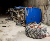 Sprinter kracht an Tunneleinfahrt auf Traktor - Sprinter wird umgeworfen