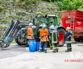 Sprinter kracht an Tunneleinfahrt auf Traktor - Sprinter wird umgeworfen