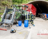 Sprinter kracht an Tunneleinfahrt auf Traktor - Sprinter wird umgeworfen