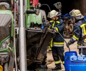 Sprinter kracht an Tunneleinfahrt auf Traktor - Sprinter wird umgeworfen