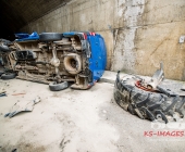 Sprinter kracht an Tunneleinfahrt auf Traktor - Sprinter wird umgeworfen