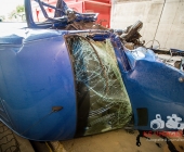 Sprinter kracht an Tunneleinfahrt auf Traktor - Sprinter wird umgeworfen