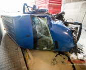 Sprinter kracht an Tunneleinfahrt auf Traktor - Sprinter wird umgeworfen