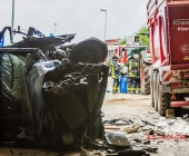 Sprinter kracht an Tunneleinfahrt auf Traktor - Sprinter wird umgeworfen