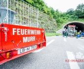 Sprinter kracht an Tunneleinfahrt auf Traktor - Sprinter wird umgeworfen