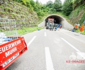 Sprinter kracht an Tunneleinfahrt auf Traktor - Sprinter wird umgeworfen