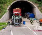 Sprinter kracht an Tunneleinfahrt auf Traktor - Sprinter wird umgeworfen