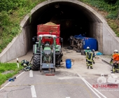 Sprinter kracht an Tunneleinfahrt auf Traktor - Sprinter wird umgeworfen