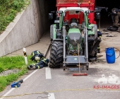 Sprinter kracht an Tunneleinfahrt auf Traktor - Sprinter wird umgeworfen