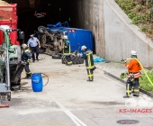 Sprinter kracht an Tunneleinfahrt auf Traktor - Sprinter wird umgeworfen