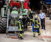 Sprinter kracht an Tunneleinfahrt auf Traktor - Sprinter wird umgeworfen