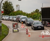 Sprinter kracht an Tunneleinfahrt auf Traktor - Sprinter wird umgeworfen