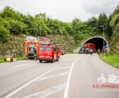 Sprinter kracht an Tunneleinfahrt auf Traktor - Sprinter wird umgeworfen