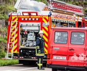 Sprinter kracht an Tunneleinfahrt auf Traktor - Sprinter wird umgeworfen