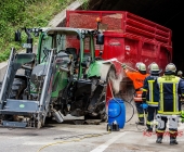 Sprinter kracht an Tunneleinfahrt auf Traktor - Sprinter wird umgeworfen