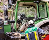 Sprinter kracht an Tunneleinfahrt auf Traktor - Sprinter wird umgeworfen