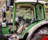 Sprinter kracht an Tunneleinfahrt auf Traktor - Sprinter wird umgeworfen