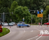 Sprinter kracht an Tunneleinfahrt auf Traktor - Sprinter wird umgeworfen