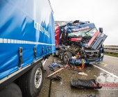 LKW kracht ungebremst in Stauende - mehrere zum Teil Schwerverletzte