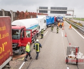 LKW kracht ungebremst in Stauende - mehrere zum Teil Schwerverletzte