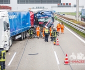 LKW kracht ungebremst in Stauende - mehrere zum Teil Schwerverletzte