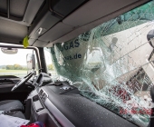 LKW kracht ungebremst in Stauende - mehrere zum Teil Schwerverletzte