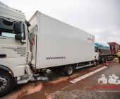 LKW kracht ungebremst in Stauende - mehrere zum Teil Schwerverletzte