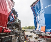 LKW kracht ungebremst in Stauende - mehrere zum Teil Schwerverletzte