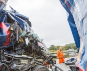 LKW kracht ungebremst in Stauende - mehrere zum Teil Schwerverletzte