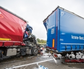 LKW kracht ungebremst in Stauende - mehrere zum Teil Schwerverletzte