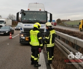 Medizinischer Notfall LKW fährt über alle Spuren kracht in Mittelleitplanke - zum Glück keine weiteren Beteiligte