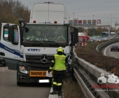 Medizinischer Notfall LKW fährt über alle Spuren kracht in Mittelleitplanke - zum Glück keine weiteren Beteiligte