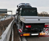 Medizinischer Notfall LKW fährt über alle Spuren kracht in Mittelleitplanke - zum Glück keine weiteren Beteiligte