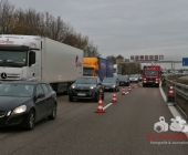 Medizinischer Notfall LKW fährt über alle Spuren kracht in Mittelleitplanke - zum Glück keine weiteren Beteiligte