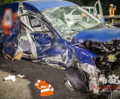Fahrerin donnert in Seite eines quer stehenden Wagen auf der Autobahn - mehrere Schwerverletzte
