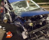 Fahrerin donnert in Seite eines quer stehenden Wagen auf der Autobahn - mehrere Schwerverletzte