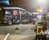 Fahrerin donnert in Seite eines quer stehenden Wagen auf der Autobahn - mehrere Schwerverletzte