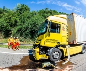 LKW-Fahrer kracht in Stauende - Fahrer verletzt Floriansjünger eilen zur Unfallstelle