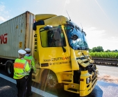 LKW-Fahrer kracht in Stauende - Fahrer verletzt Floriansjünger eilen zur Unfallstelle