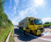LKW-Fahrer kracht in Stauende - Fahrer verletzt Floriansjünger eilen zur Unfallstelle