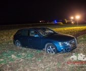 PKW schleudert von der Autobahn überschlägt sich im Acker Fahrer und Kind verletzt - Abschleppwagenfahrer wohl der Held des Tages