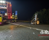 PKW schleudert von der Autobahn überschlägt sich im Acker Fahrer und Kind verletzt - Abschleppwagenfahrer wohl der Held des Tages
