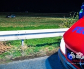 PKW schleudert von der Autobahn überschlägt sich im Acker Fahrer und Kind verletzt - Abschleppwagenfahrer wohl der Held des Tages