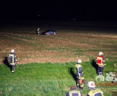 PKW schleudert von der Autobahn überschlägt sich im Acker Fahrer und Kind verletzt - Abschleppwagenfahrer wohl der Held des Tages